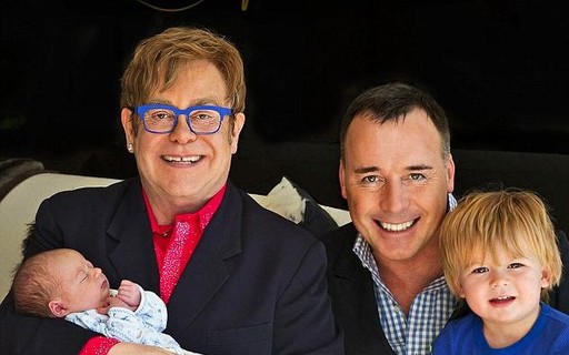 Com o filho caçula Elton John posa em família para revista americana Revista Marie Claire