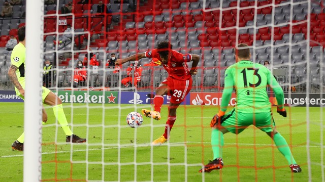 Coman marca o primeiro gol do Bayern de Munique contra o Atlético de Madrid