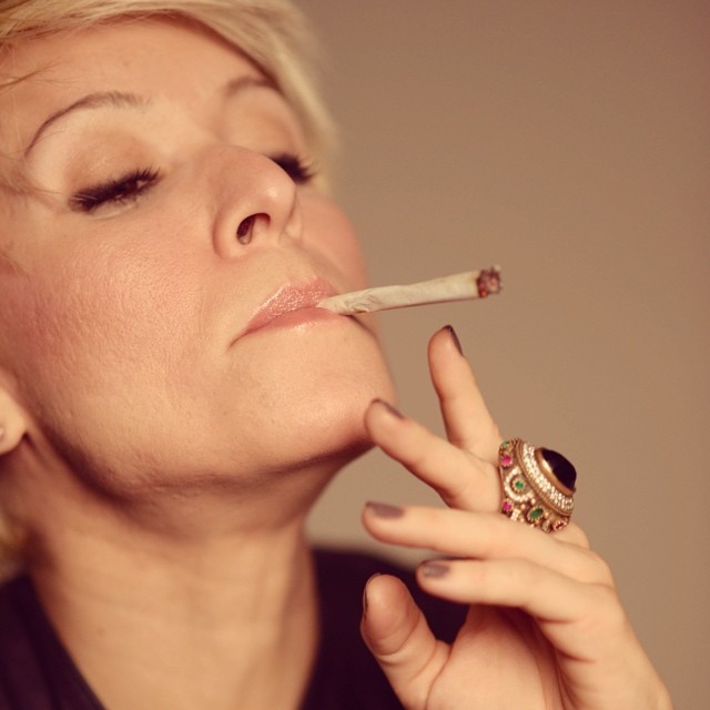 Patrícia Marx posta foto fumando cigarro de maconha (Foto: Reprodução/Instagram)