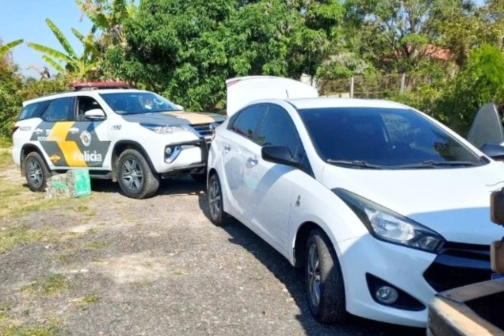 Motorista é preso transportando tijolos de maconha dentro de carro roubado em Porangaba  — Foto: Polícia Rodoviária/ Divulgação 