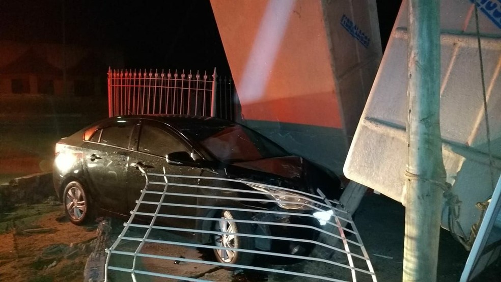 Homens Invadem Loja De Piscinas Em Acidente Apos Perseguicao E Fogem Em Outro Carro Roubado Regiao Dos Lagos G1