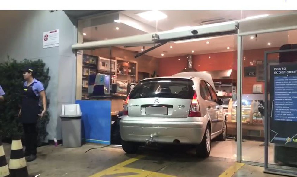 Motorista perde controle da direção e invade loja de conveniência em Ribeirão Preto | Ribeirão ...