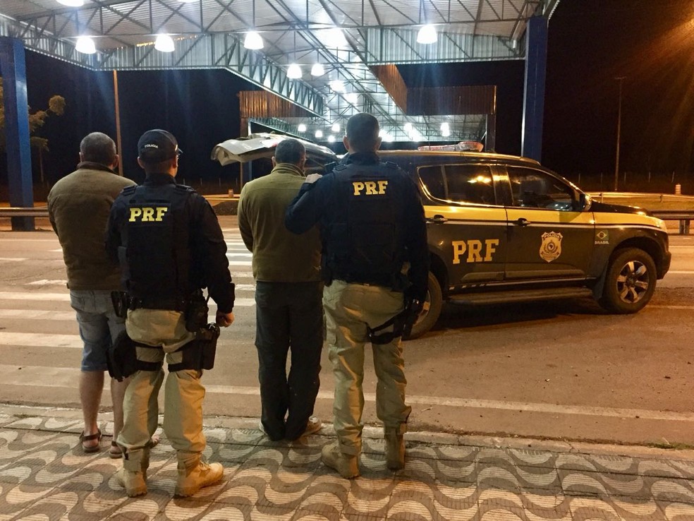 Eles foram detidos e encaminhados para a delegacia da Polícia Federal de Rondonópolis (Foto: Polícia Rodoviária Federal de MT)