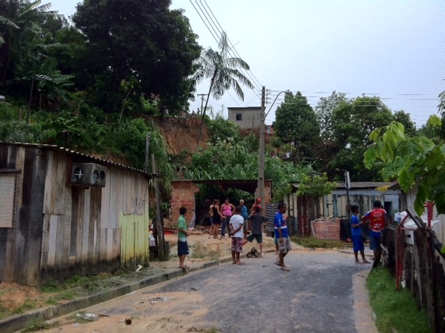 Duas casas na Rua Silva foram atingidas pelo deslizamento do barranco, em Manaus (Foto: Ana Graziela Maia/G1 AM)
