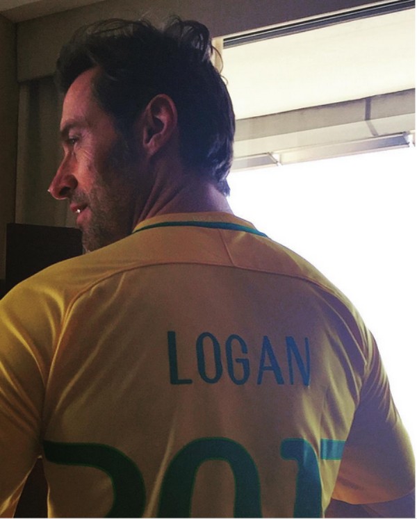 O ator Hugh Jackman com a camisa do Brasil (Foto: Instagram)