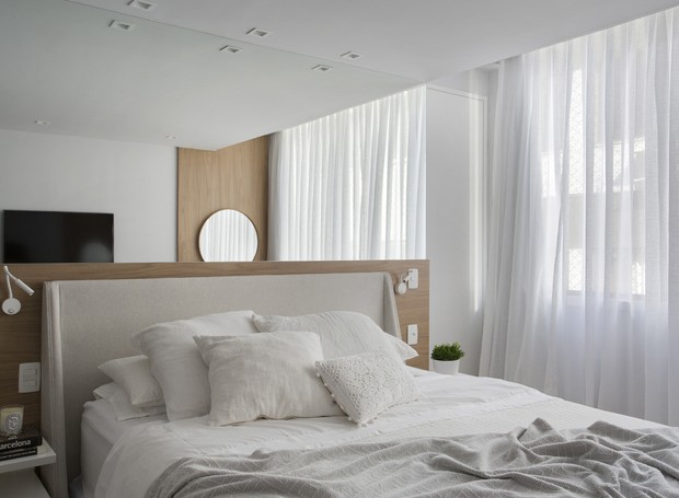 Roupa de cama da Casa Moyses. Cortina em linho branco, da Bamboo Home. Cabeceira da cama da Lider  (Foto: Denilson Machado/Divulgação)