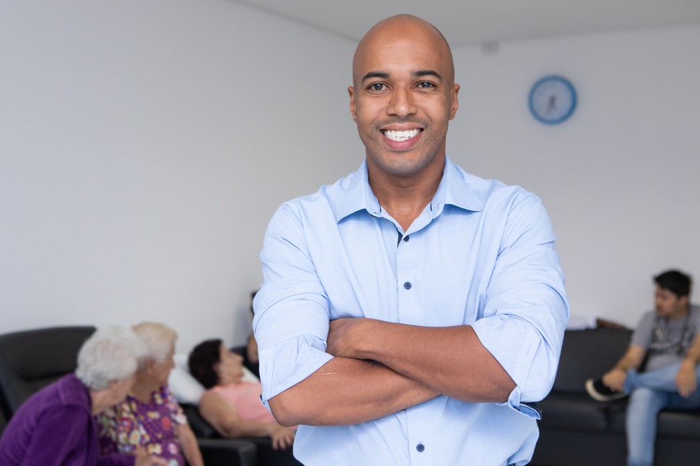Com medo da crise, Guilherme George Souza Silva adiou seus planos para abrir casa de repouso; com perspectiva de melhora da economia, resolveu concretizar o negÃ³cio em 2018 â Foto: Celso Tavares/G1