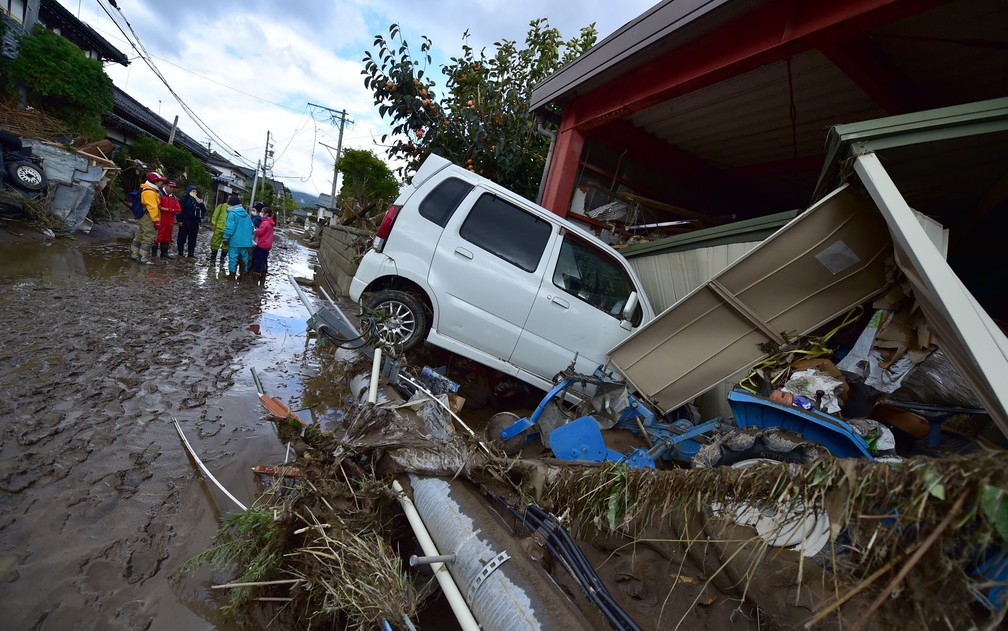 Tormenta jogou carro em casa em Nagano — Foto: Kazuhiro Nogi / AFP Photo