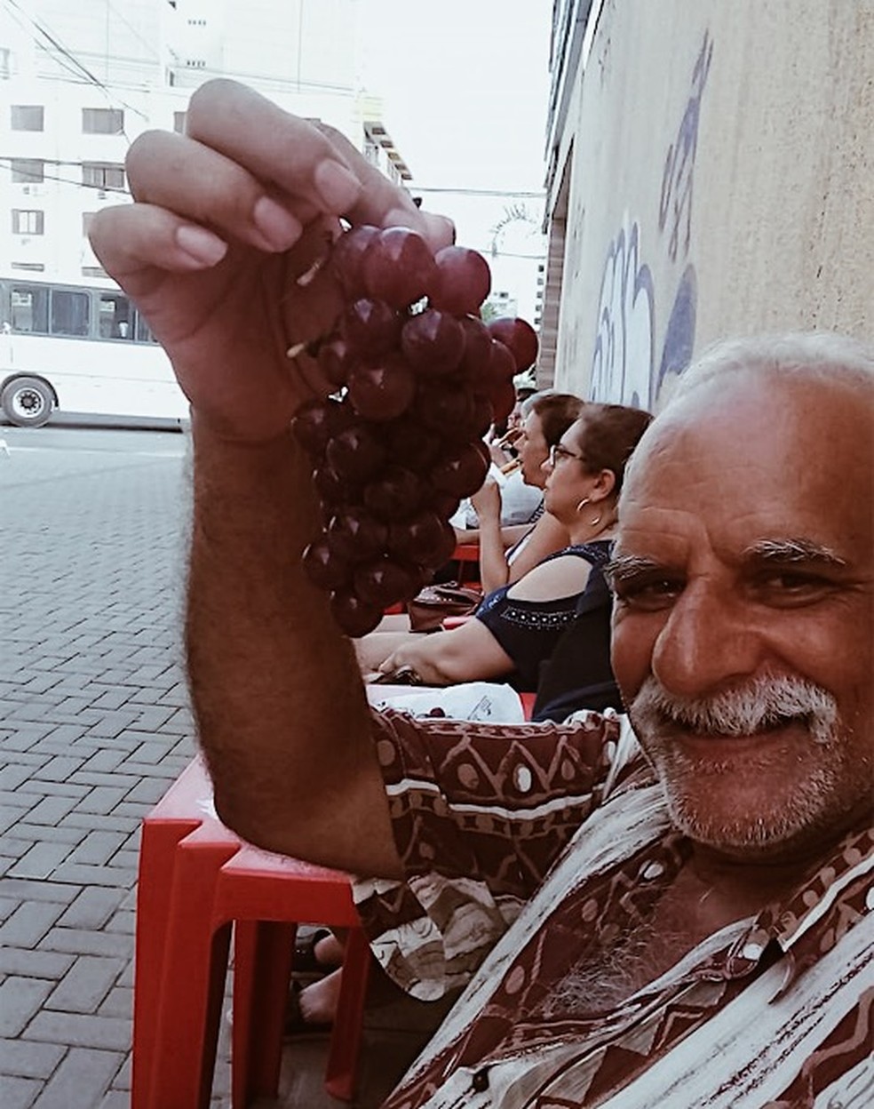 Contribuição por versos ajuda poeta a comer, dormir e viajar — Foto: David Costha/Arquivo Pessoal