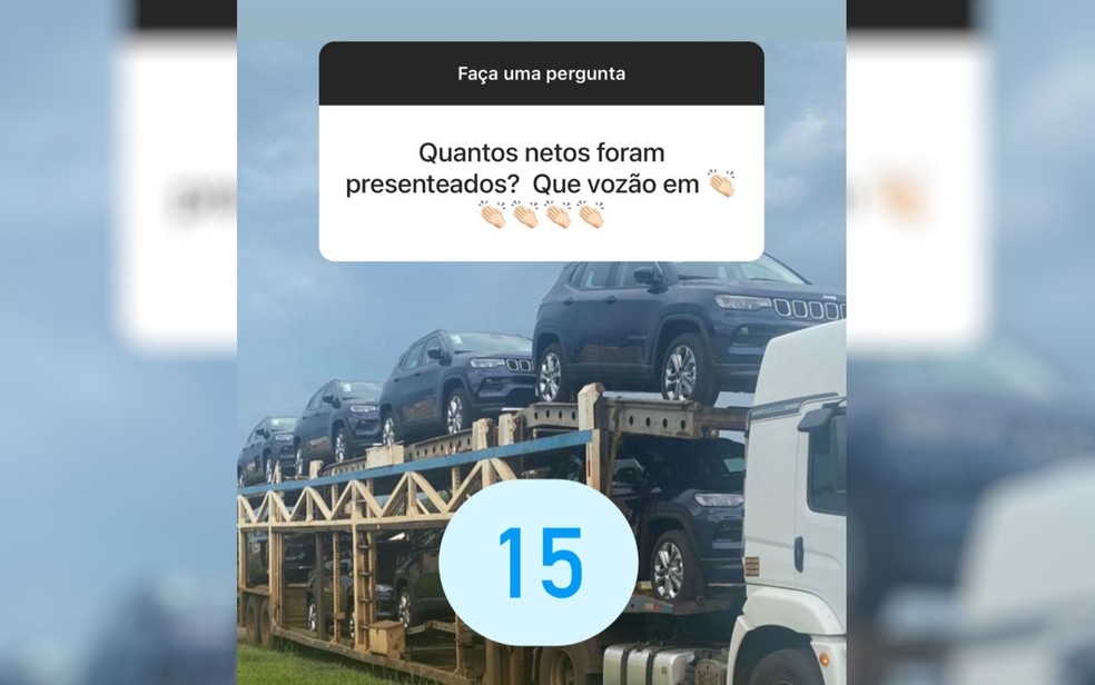 Ao todo, 15 netos foram presenteados com os carros, em Bom Jesus de Goiás — Foto: Redes Sociais/Divulgação