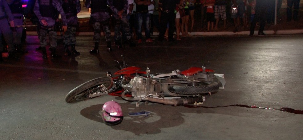 Motociclista morreu na noite dessa quarta-feira (25) após sofrer um acidente no cruzamento da Avenida Rubens de Mendonça (CPA) com a Rua Alenquer, na região do bairro CPA 1, em Cuiabá — Foto: TV Centro América