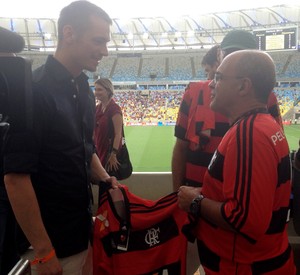 Com camisa do Flamengo, Robocop vai ao Maracanã e evita papo Copa