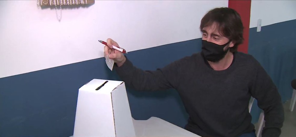 Morador de São João Batista coloca bilhete em urna para concorrer a moto — Foto: Reprodução/NSC TV