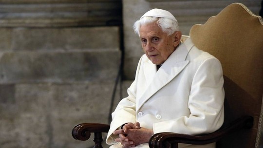 Papa Bento XVI renunciou por insônia, revela carta enviada a biógrafo antes de sua morte