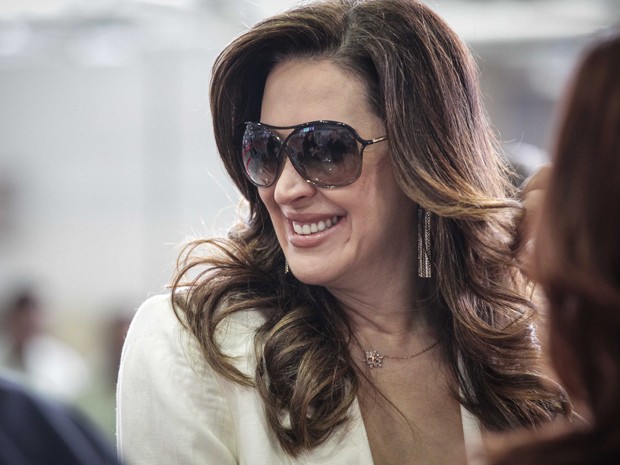 Claudia Raia, muito simpática, distribui sorrisos (Foto: Salve Jorge / TV Globo)