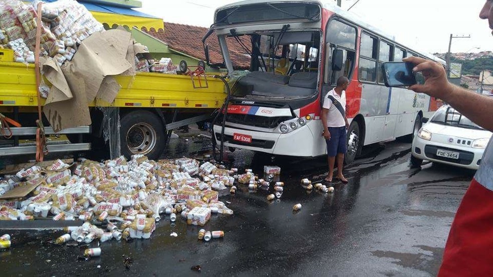Coletivo bateu em caminhão de bebidas em São Carlos (SP) (Foto: Willian Reis/Arquivo Pessoal)