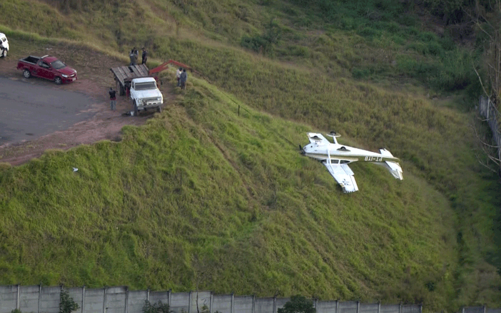 Avião sofreu acidente em Cotia  (Foto: Reprodução/TV Globo)