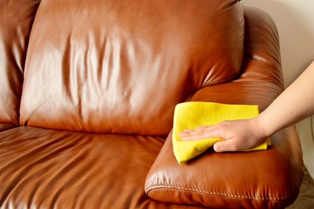 Como limpar o sofá com bicarbonato - Casa Vogue | Smart