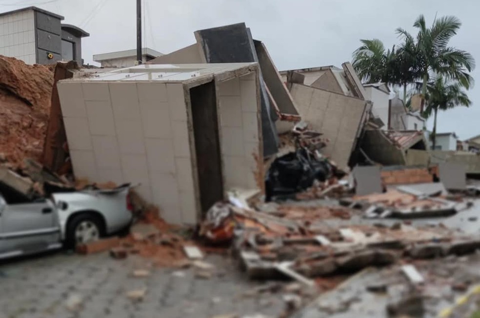 Capelas mortuárias caíram por cima dos veículos — Foto: Prefeitura de Grão Pará/Divulgação