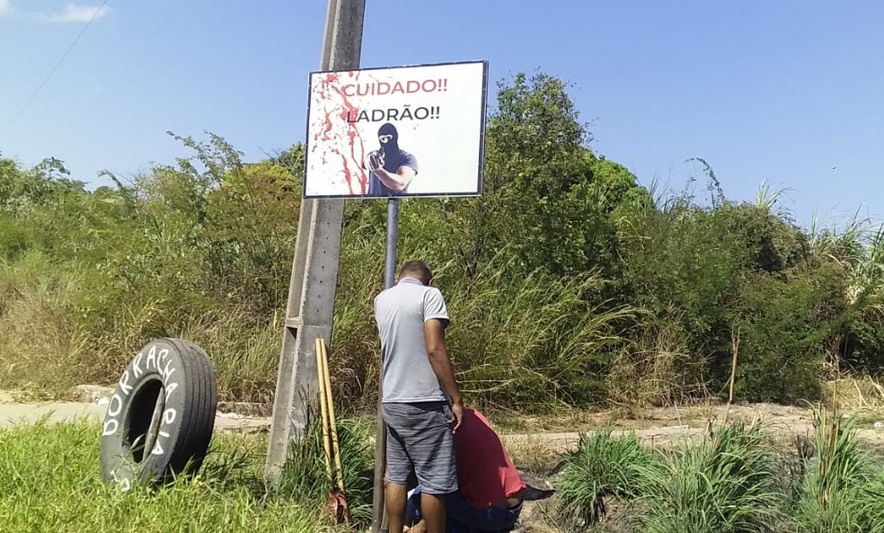 Moradores colocam placas nas ruas para alertar sobre riscos de assaltos do Parque Vitória, na Zona Sul de Teresina — Foto: Divulgação