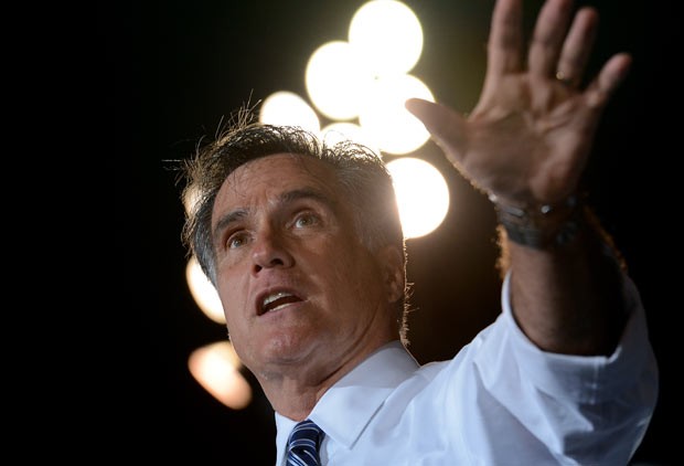 O candidato republicano Mitt Romney discursa na noite desta quinta-feira (25) em Defiance, Ohio (Foto: AFP)