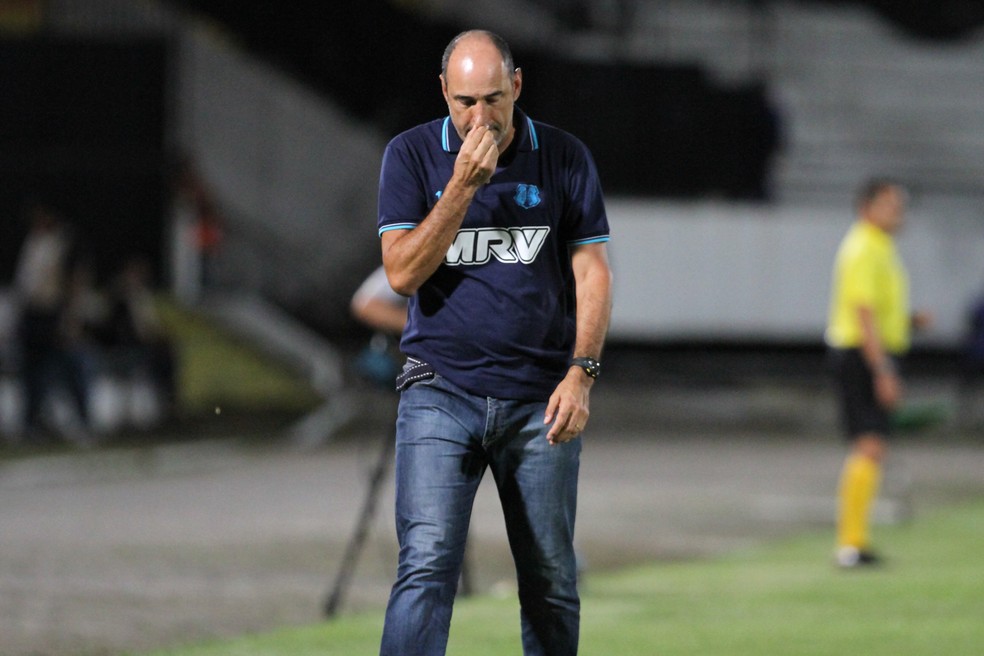 Vinícius Eutrópio foi o técnico que mais durou no Santa na temporada (Foto: Marlon Costa / Pernambuco Press)