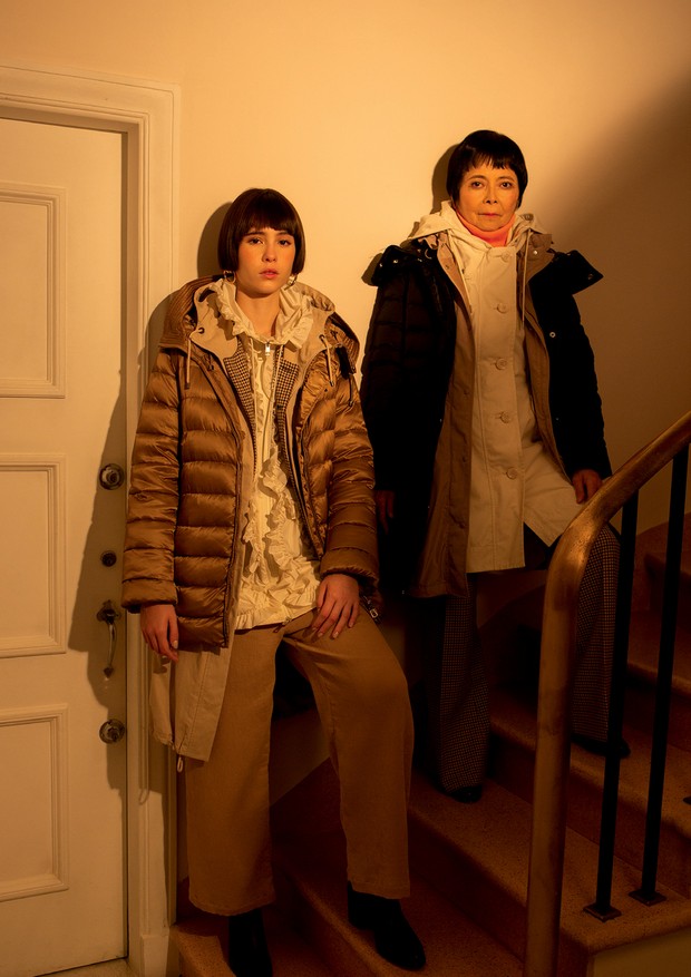 À esquerda, Maria Fernanda usa casaco doudoune Max Mara (R$ 6.980), casaco bege Brunello Cucinelli (R$ 16.890), casaco À La Garçonne (R$ 1.890), capa de náilon Moncler (R$ 6.480) e calça Neriage (R$ 975). À direita, Miti usa casaco doudoune Calvin Klein ( (Foto: Caio Ramalho)