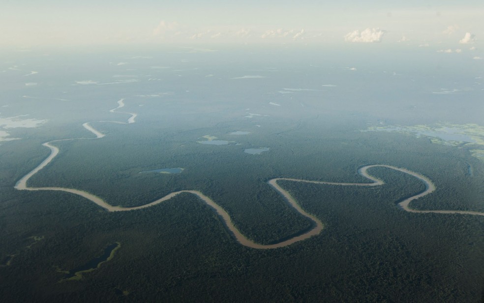 Vista aérea do rio Solimões, um dos principais afluentes do Amazonas, na reserva natural de Mamirauá (Foto: Bruno Kelly/Reuters)