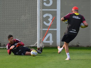 Após dois meses no São Paulo, Renan Ribeiro volta a treinar 