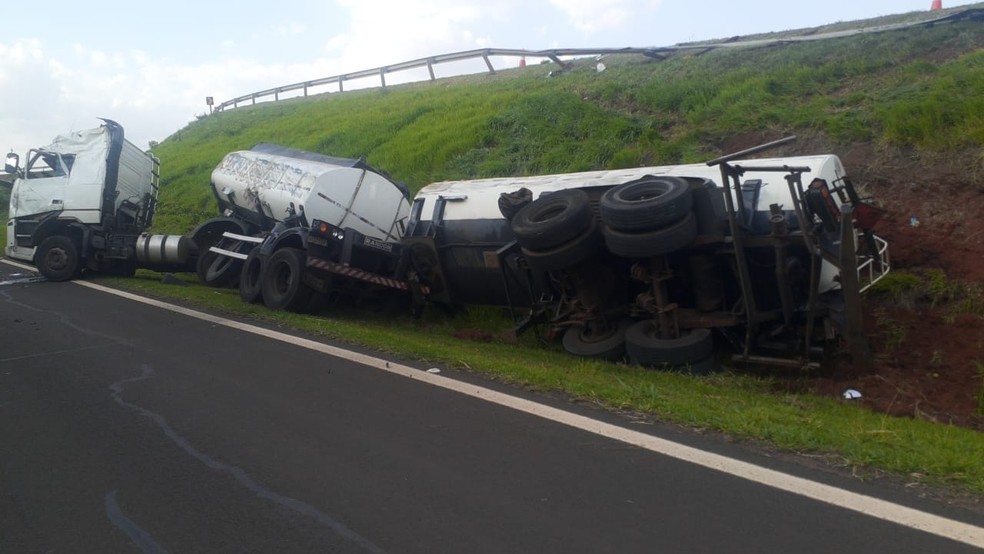 Acidente com carreta aconteceu na Rodovia Fausto Santo Mauro, em Piracicaba — Foto: Polícia Militar Rodoviária