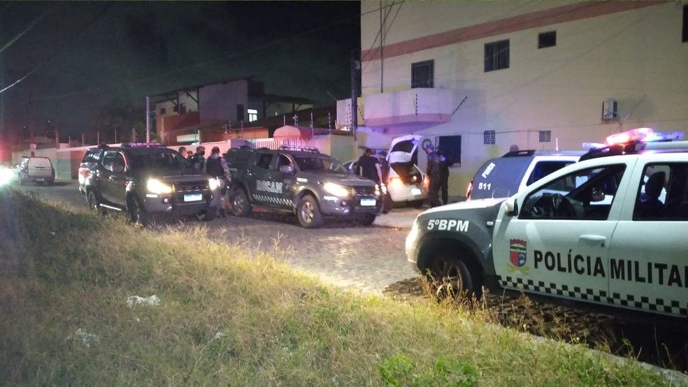 Perseguição na Zona Sul de Natal acabou com um suspeito ferido. Outros três fugiram do cerco. — Foto: Sérgio Henrique Santos/Inter TV Cabugi