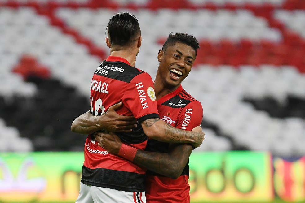 Bruno Henrique abraça Michael após o quinto gol do Flamengo sobre o São Paulo — Foto: Alexandre Durão