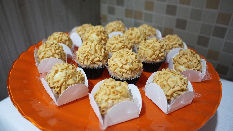 Brigadeiro de cream cheese recheado com doce de leite \u00e9 delicioso ...