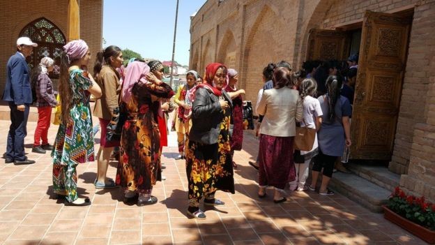 Pessoas de diversas religiões viajam ao Uzbequistão para visitar o túmulo de Daniel (Foto: BBC News Brasil)