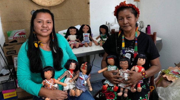 Átina e Luakam Anambé, fundadoras da marca Bonecas Anaty, acreditam estar mudando o repertório cultural crianças brasileiras (Foto: Divulgação/Bonecas Anaty)