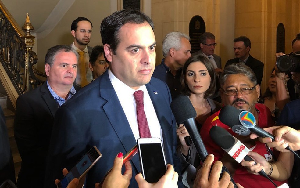 Governador Paulo Câmara disse que não vai proibir banho de mar em área de ataque de tubarão em Pernambuco (Foto: Pedro Alves/G1)