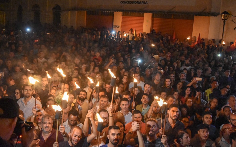 FiÃ©is acompanham a ProcissÃ£o do FogarÃ©u â Foto: Vitor Santana/G1