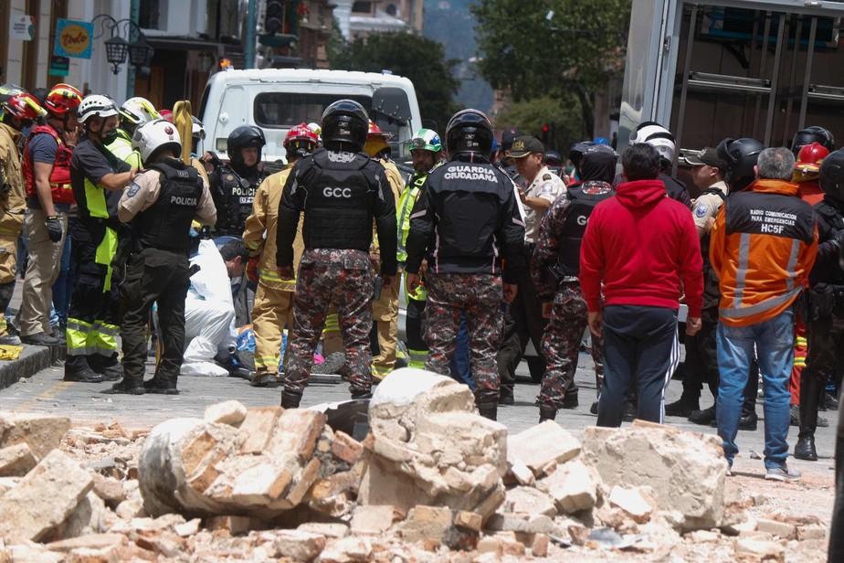 Equipes de resgate tentam localizar vítimas de terremoto em Cuenca, no Equador