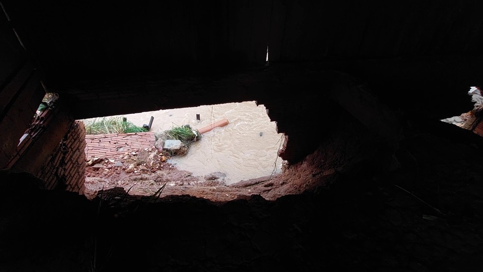 Cratera se formou dentro de loja às margens de rio em Nova Brasilândia — Foto: Reprodução/Rede Amazônica