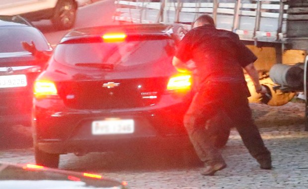 Segurança de Justin Bieber fura pneu (Foto: AgNews)