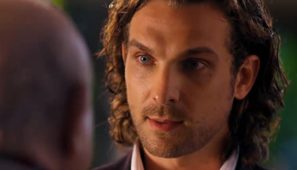 Alberto (Igor Rickli) diz ao av&ocirc; que est&aacute; disposto a tirar Ester (Grazi Massafera) de Cassiano (Henri Castelli), em 'Flor do Caribe' &mdash; Foto: Globo