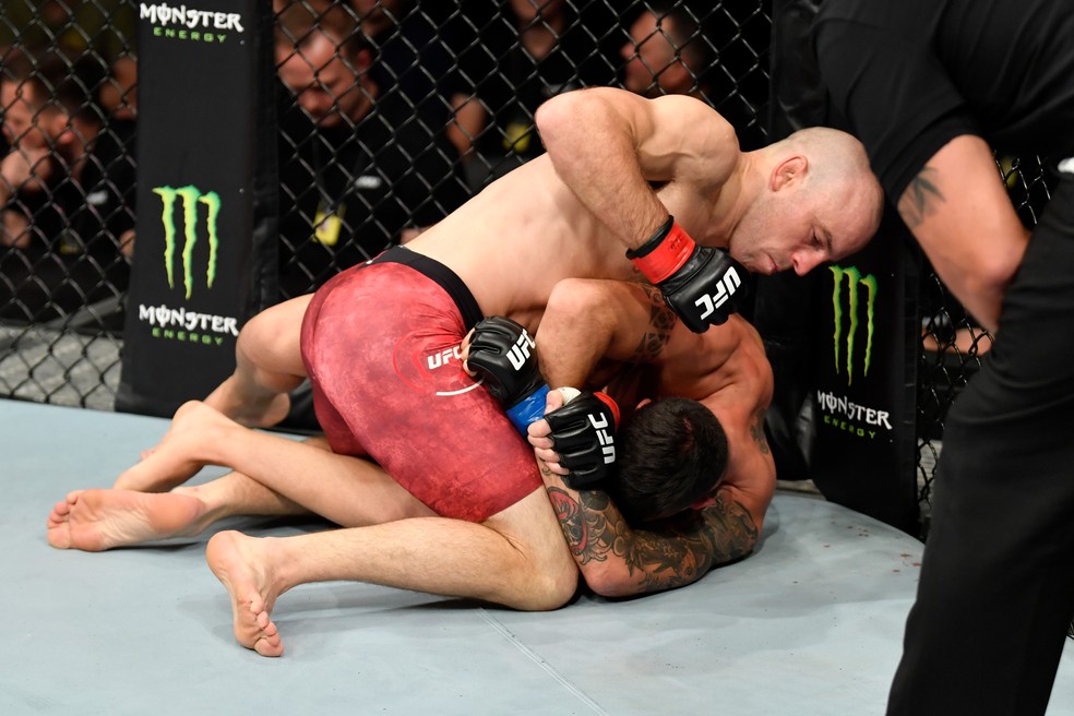 Mark Madsen não deu chances para Danilo Belluardo — Foto: Getty Images