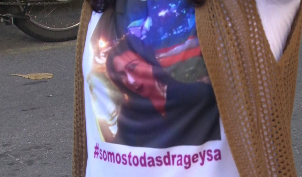 As mulheres vestem camisetas de apoio Ã  medica â€” Foto: ReproduÃ§Ã£o/TV Globo