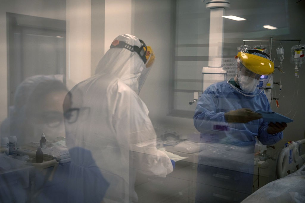 ISTANBUL, TURKEY - APRIL 20: An assistant doctor (R) and nurses prepare to perform a procedure on a patient infected with the COVID-19 virus in the COVID-19 dedicated ICU (Intensive Care Unit) at the Acibadem Altunizade Hospital on April 20, 2020 in Istan (Foto: Getty Images)
