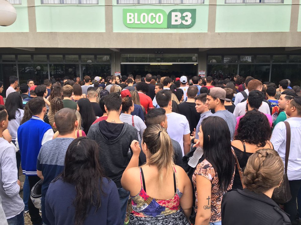 Estudante chegam para o primeiro dia do Enem em uma universidade, em Presidente Prudente (SP) (Foto: Valmir Custódio/G1)