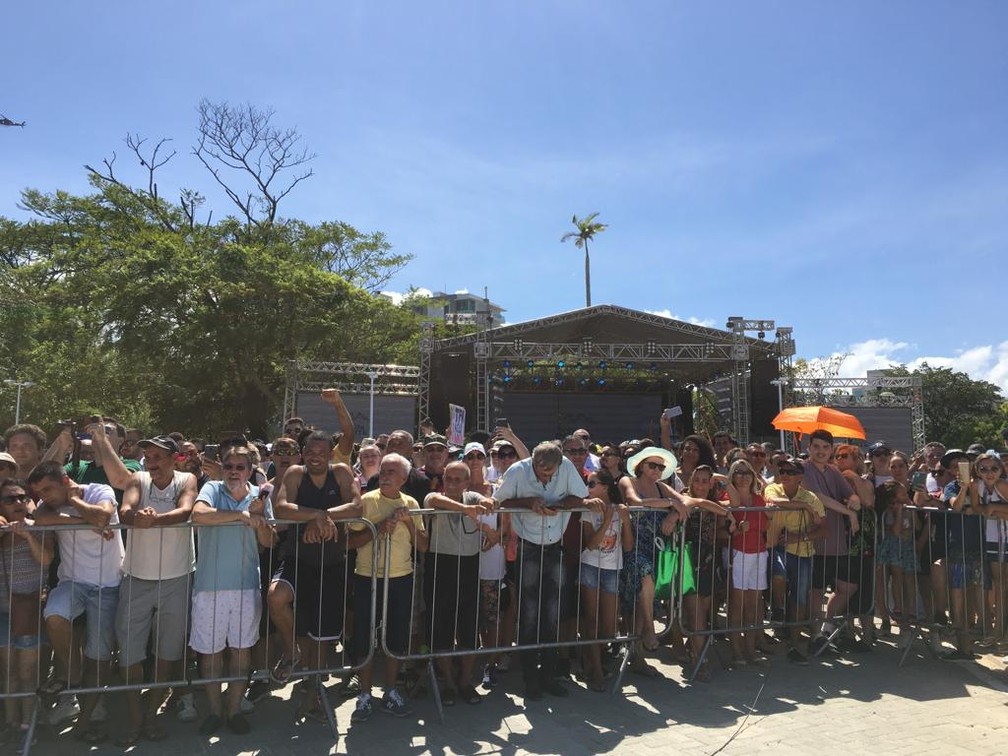 Público aguarda reabertura da Ponte Hercílio Luz, em Florianópolis — Foto: Joana Caldas/G1