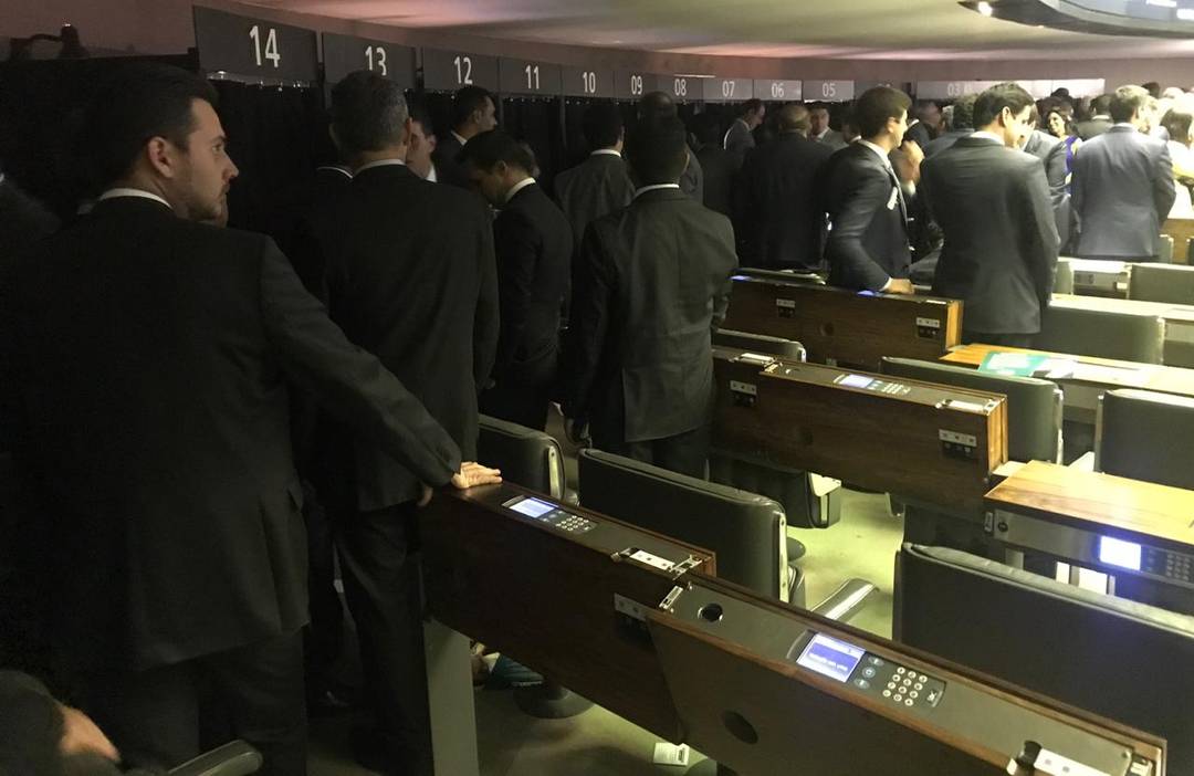 Deputados fazem fila para votar a composição da nova Mesa Diretora da Câmara