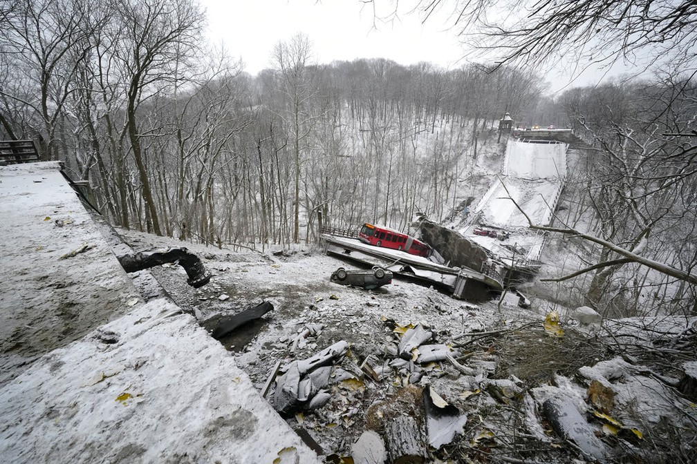 Ponte da Pensilvânia colapsa em 28 de janeiro de 2022 — Foto: AP Photo/Gene J. Puskar