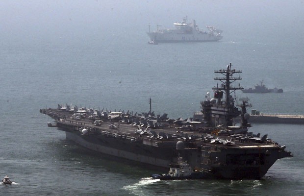Porta-aviões nuclear americano USS Nimitz deixa o porto para participar dos exercícios navais, em Busan, cerca de 420 km de Seoul (Foto: Reuters)