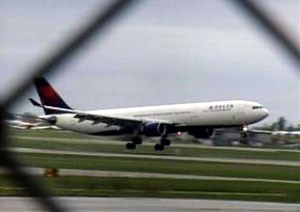 Menino burlou segurança de aeroporto e embarcou em voo da Delta (Foto: AP)